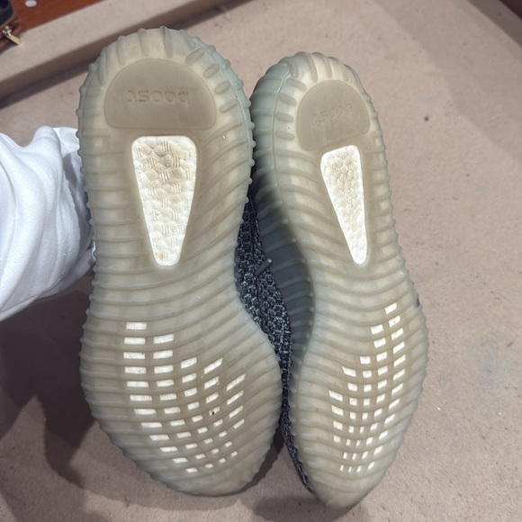 Yeezy v2 Stylish Gray and cream Sneakers - Picture 4 of 5